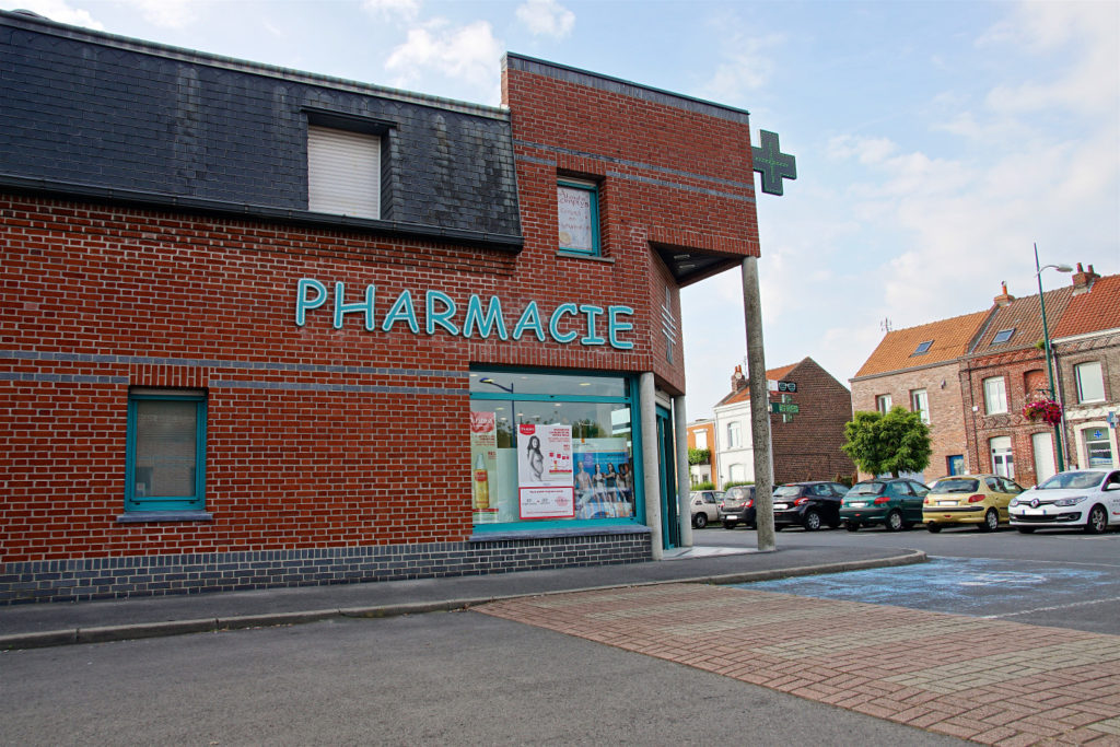 grand parking à disposition de la clientèle